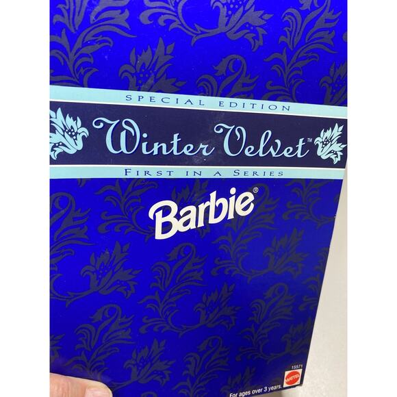 Vintage Mattel Winter Velvet Barbie 1995 Exclusive Blonde Special Edition - Picture 7 of 8